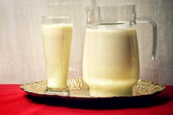 Munkoyo servi dans un verre et une carafe